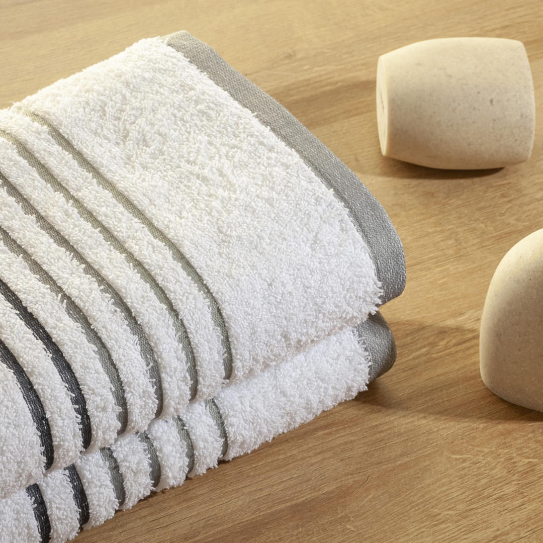 Toalla Mediterráneo Blanca Con Linea Gris  550 Gr