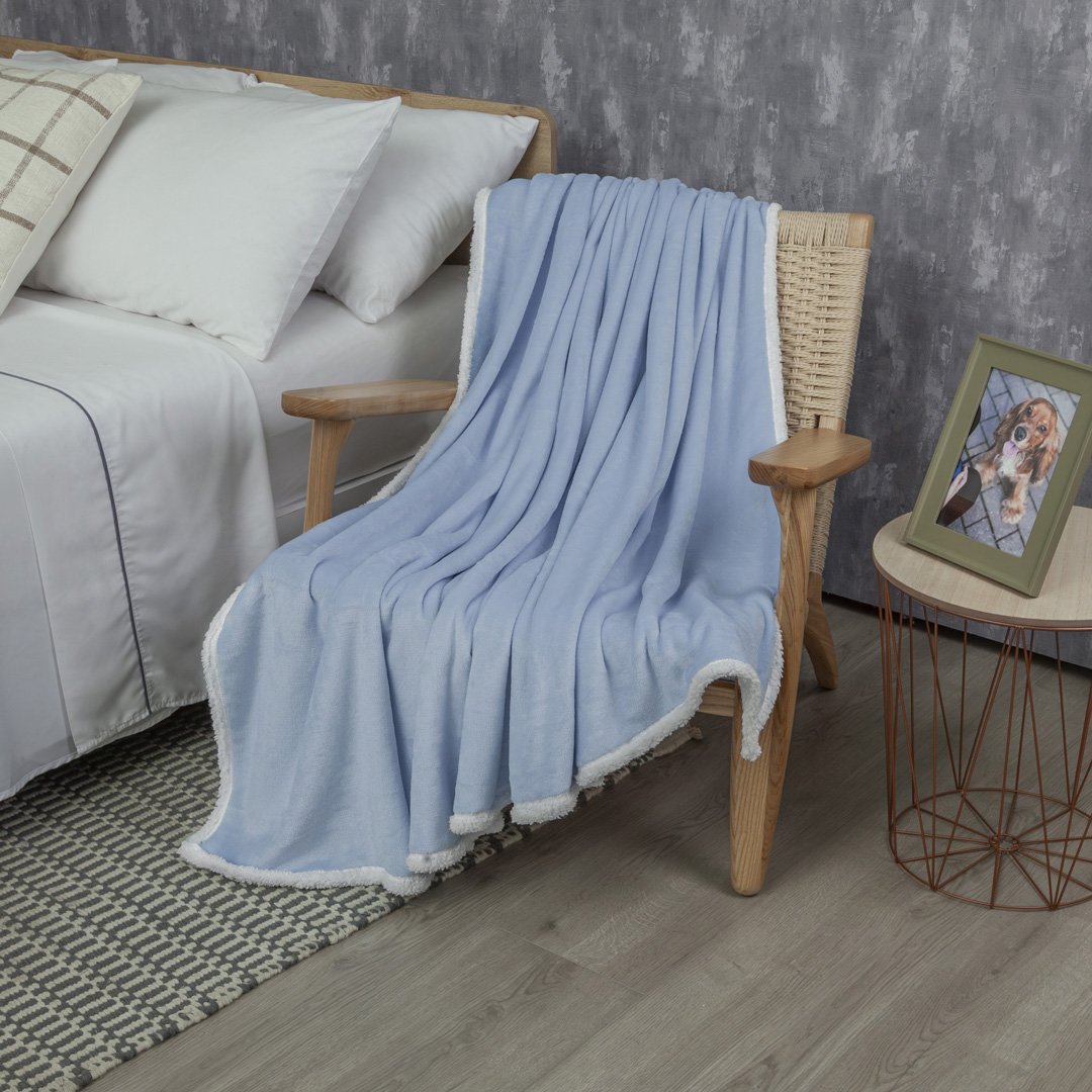Cobija Ovejera Solo Fondo Azul Cielo