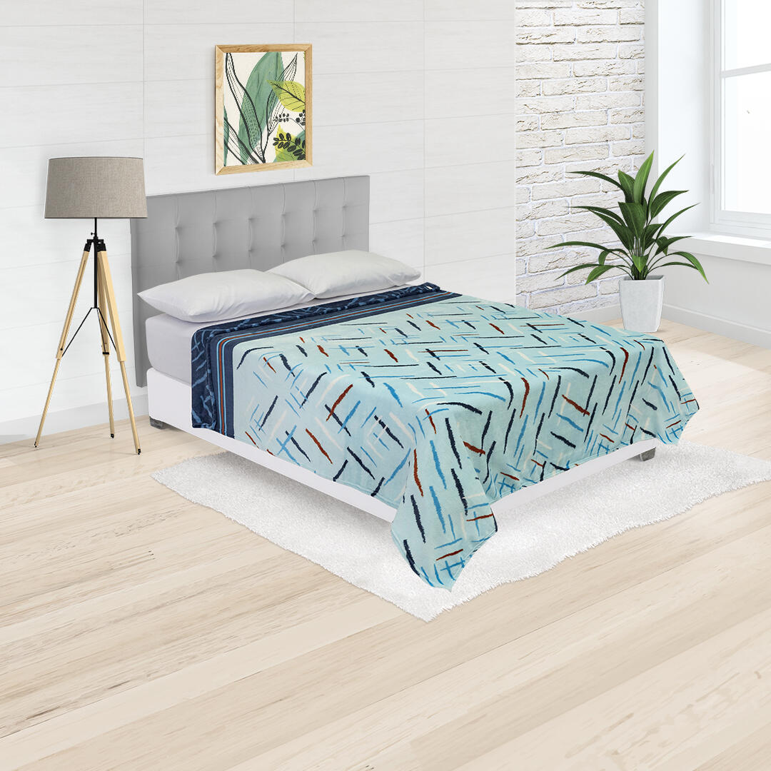 COBIJA PIEL DE DURAZNO ESTAMPADA  LÍNEAS ENTRELAZADAS BLANCAS FONDO AZUL CLARO